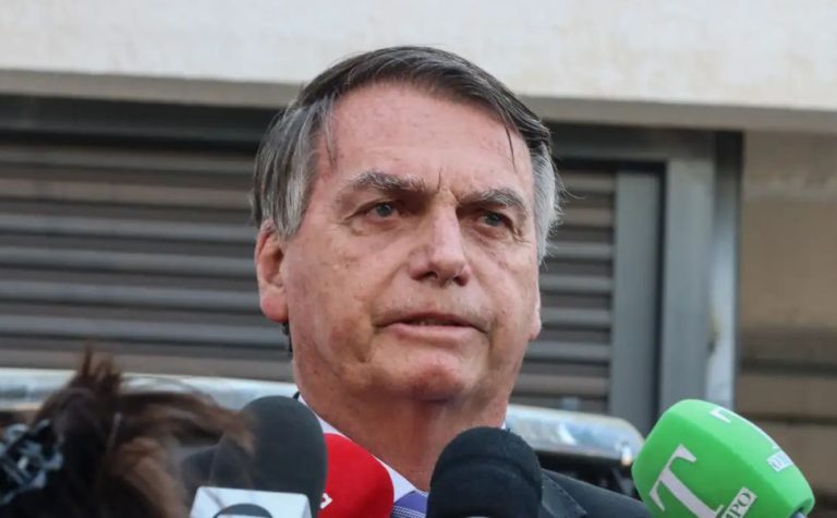 Bolsonaro tem alta hospitalar e volta para prisão domiciliar após cirurgia no ombro
