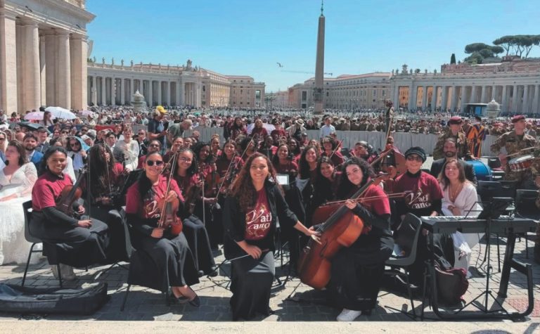 Quem é a capixaba que comanda orquestra que se apresentou para o Papa?