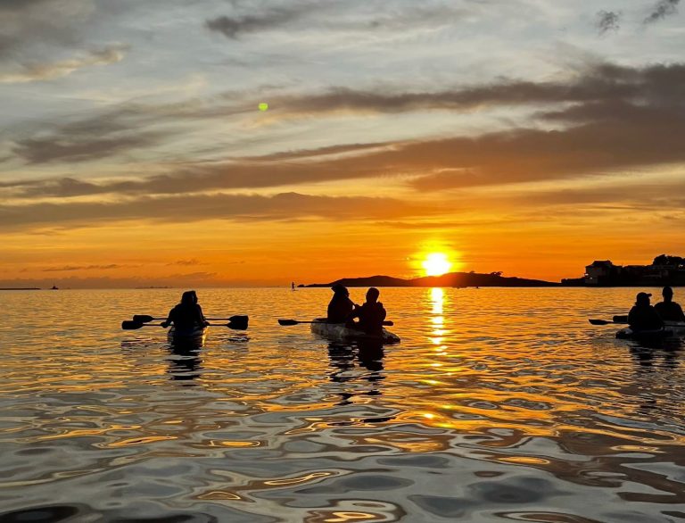 Remo no nascer do sol, trilhas e riqueza marinha: as belezas naturais de Vitória