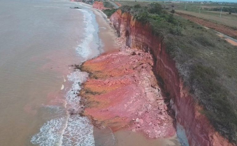 Risco de deslizamento de falésia interdita praia