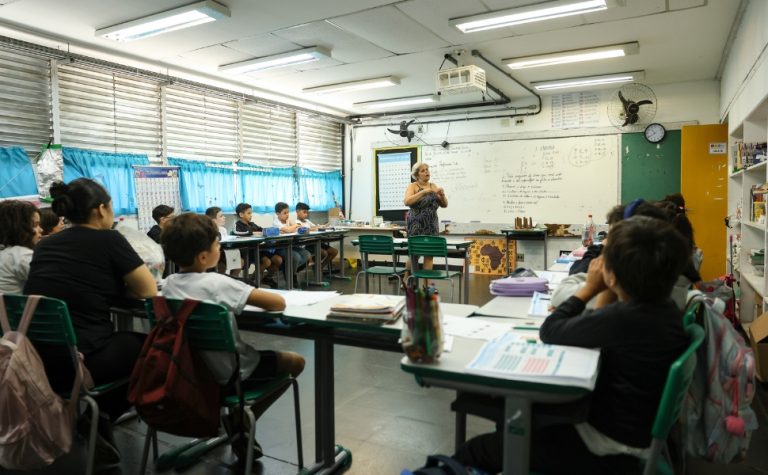 Senado aprova MP que estabelece piso de R$ 5.130 para professores