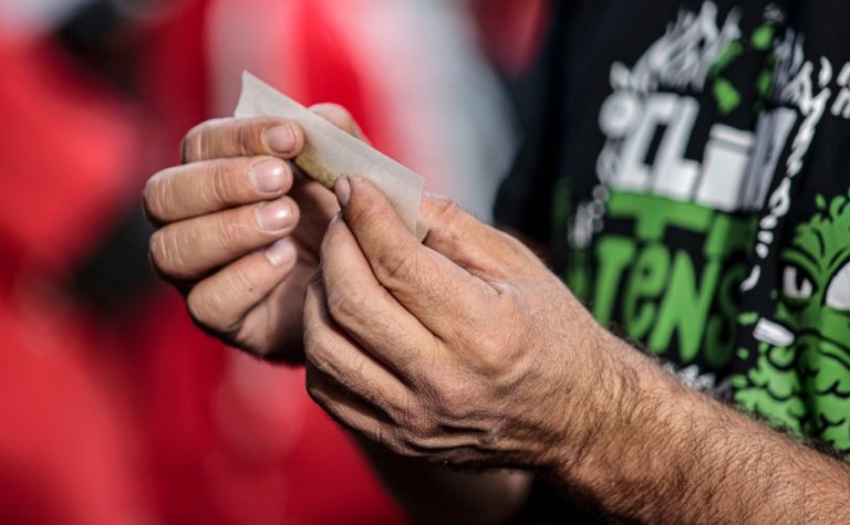 Serra aprova lei que proíbe o uso de maconha em áreas públicas sob pena de multa