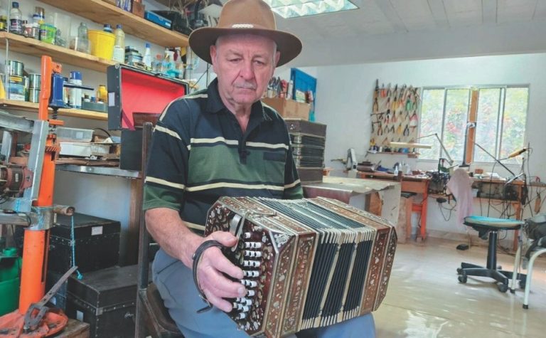 Seu Angelino: o último fabricante de concertinas em atividade no Espírito Santo
