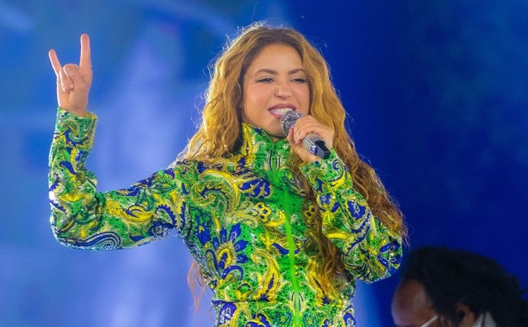 Shakira canta de ‘Estoy Aquí’ a ‘País Tropical’ para multidão em Copacabana