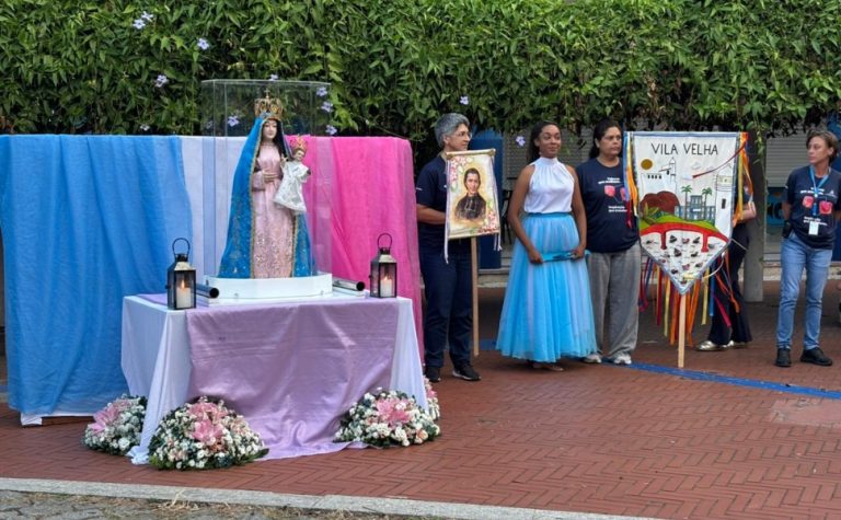 “Subida Luminosa” encerra jornada da imagem de Nossa Senhora da Penha no Marista