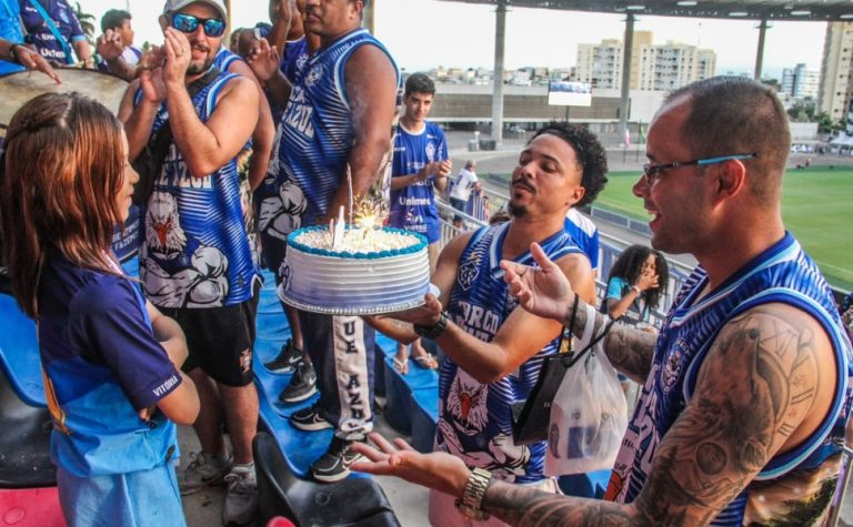 Torcedora mirim alvianil comemora aniversário com vitória no clássico