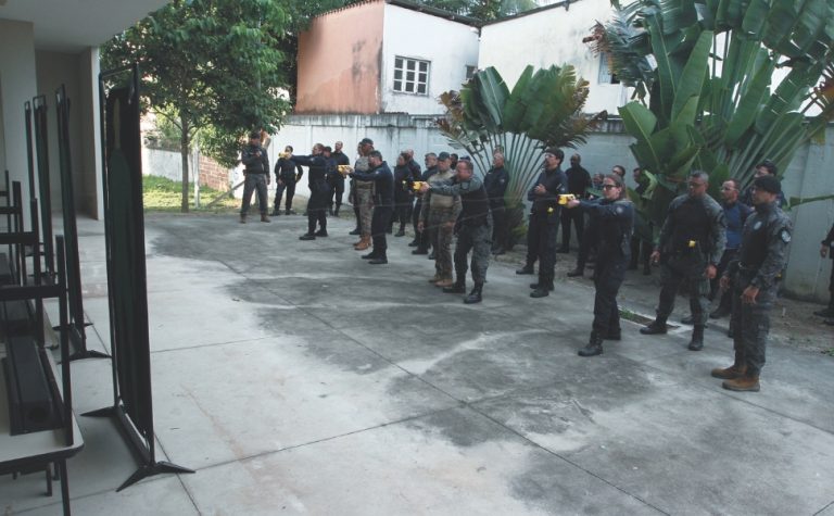 Treinamento para usar armas não letais em Vitória