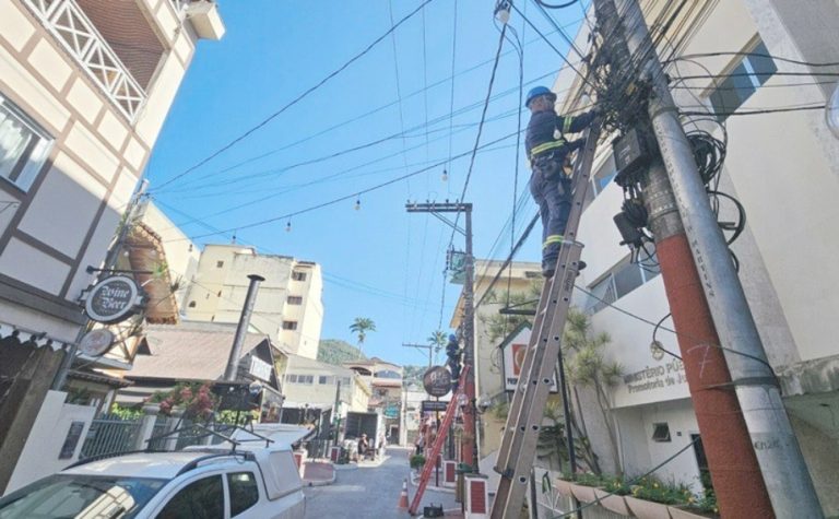Uma tonelada de fios retirados de point turístico nas montanhas