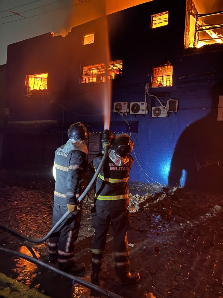 VÍDEO: Incêndio destrói lojas no Bairro de São José, no Recife