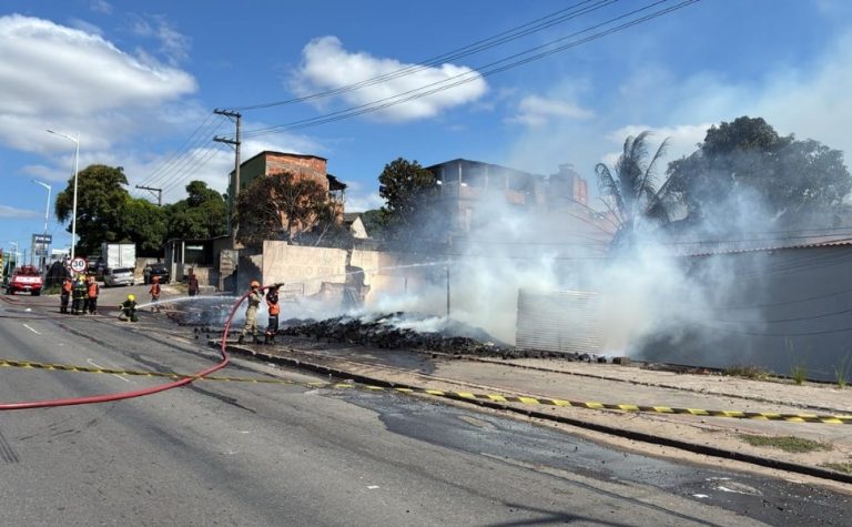 VÍDEO | Incêndio em depósito interdita totalmente trecho da BR-101 em Cariacica