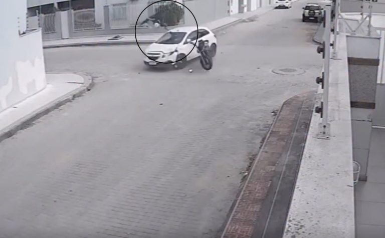 VÍDEO: Motociclista é arremessado no ar após colidir com carro em cruzamento no ES