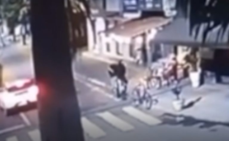 VÍDEO | Suspeitos usam carro roubado para promover ataque na Serra