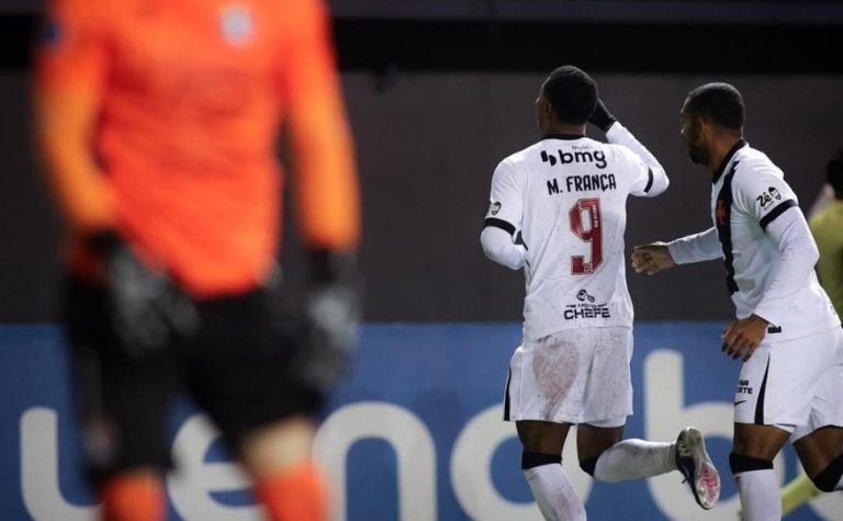 Vasco supera gol contra bizarro e vence Audax Italiano pela Sul-Americana