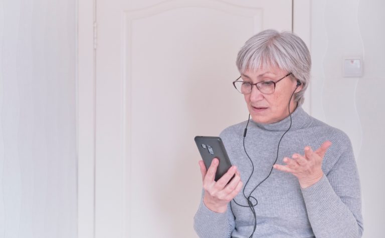 Vídeos no celular podem causar confusão mental em idosos