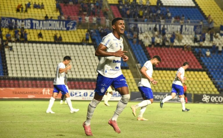 Vitória vence clássico e assume a liderança na Série D