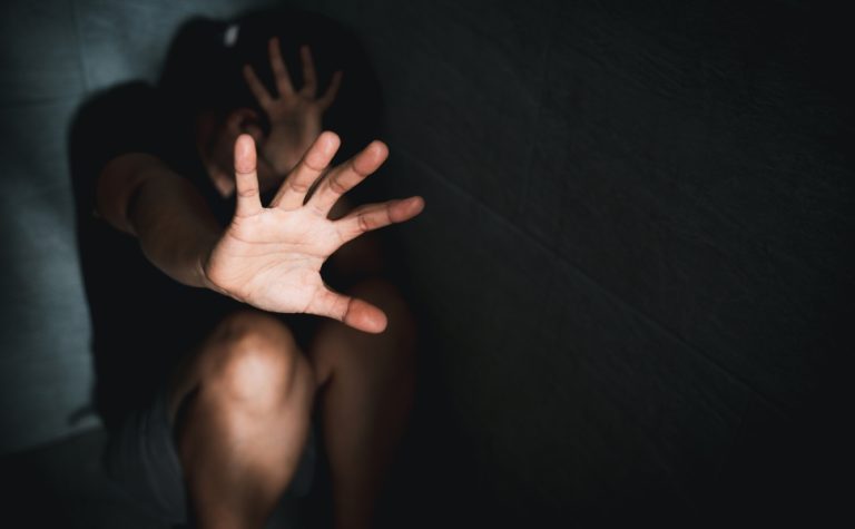 Youtuber de 16 anos denuncia pai por abuso sexual e violência doméstica no CE