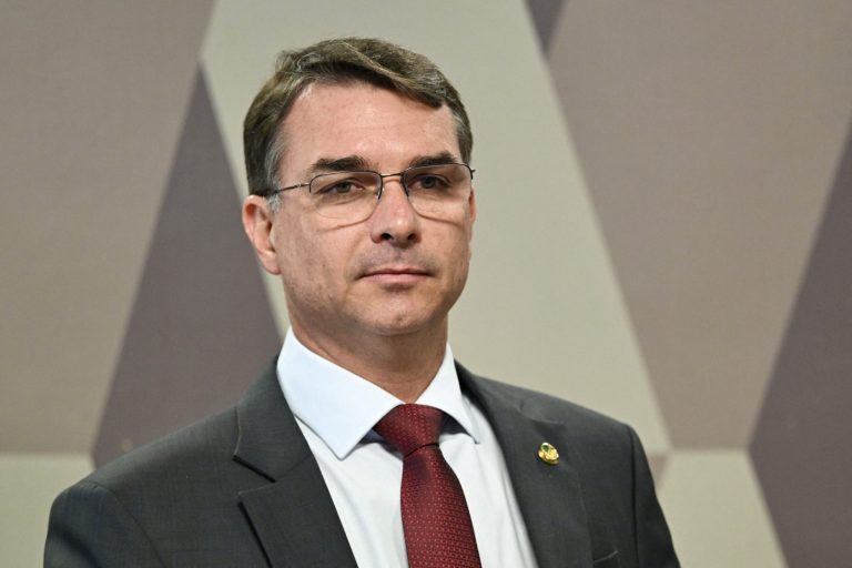 Flávio afirma que Pix é do seu pai apesar de Bolsonaro ter dito desconhecer medida