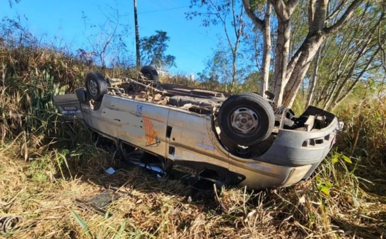 Acidente com van deixa oito feridos na BR-101 em Linhares