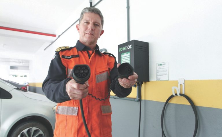 Adaptar garagens com carregadores de carros elétricos pode custar até R$ 100 mil