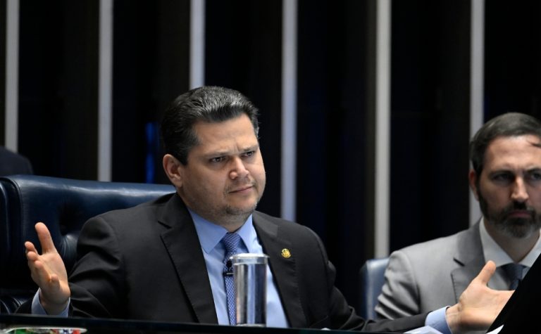 Alcolumbre se reúne com governo, mas adia definição sobre PEC do fim da escala 6×1