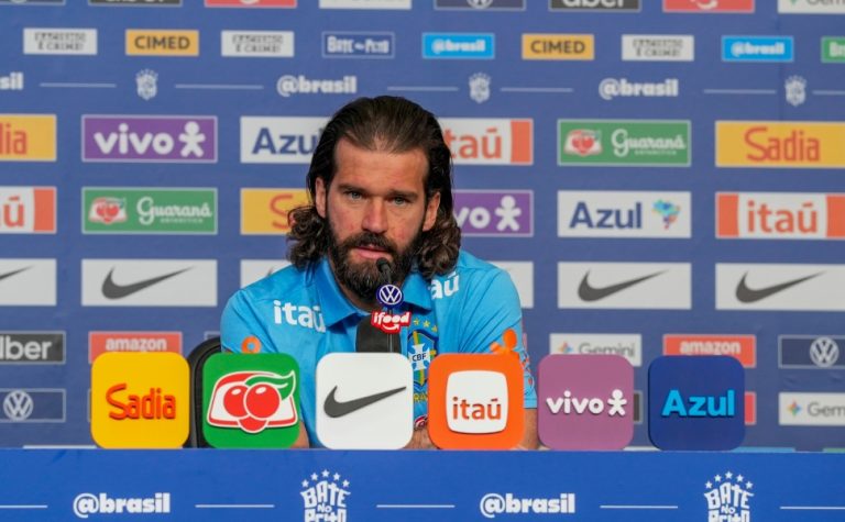 Alisson diz que críticas não o abalam: ‘Ninguém vai me cobrar mais do que eu”