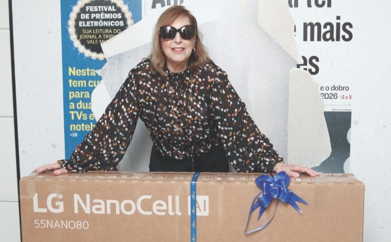Aposentada faz a festa na entrega da smart TV da promoção de A Tribuna