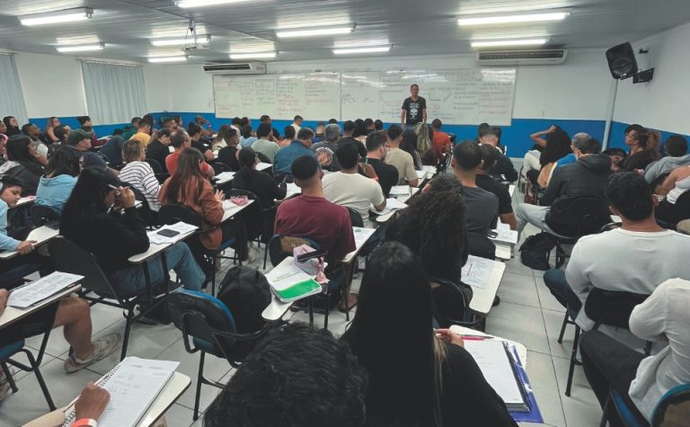 Aulão na madrugada para o Concurso da Polícia Militar após o jogo do Brasil