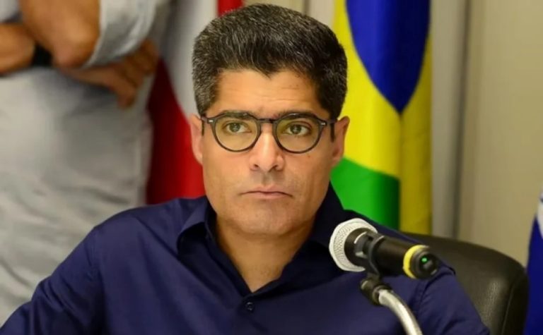 Avião com ACM Neto faz pouso emergencial após problema técnico na Bahia