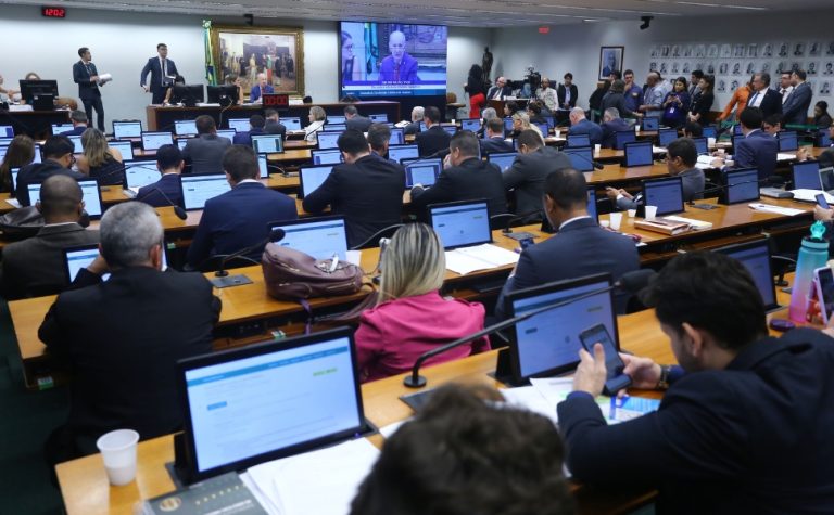 CCJ da Câmara adia votação de PEC da redução da maioridade penal