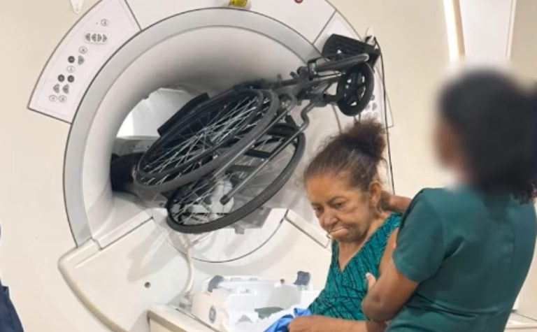 Cadeira de idosa é sugada por máquina de ressonância magnética durante exame