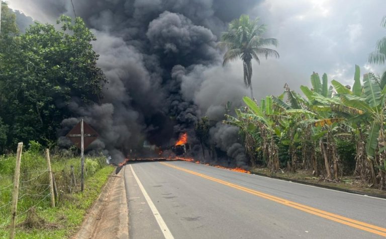 VÍDEO: Caminhão-tanque tomba, pega fogo e interdita rodovia em Alfredo Chaves
