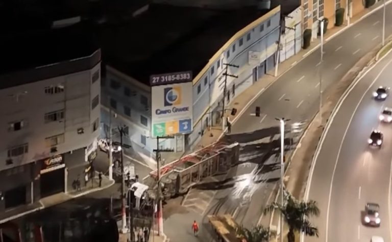 Caminhoneiro morre após perder o controle de carreta e cair de viaduto em Cariacica