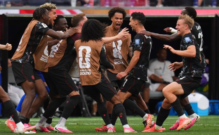 Canadá faz nos acréscimos, vence África do Sul e vai às oitavas da Copa pela 1ª vez