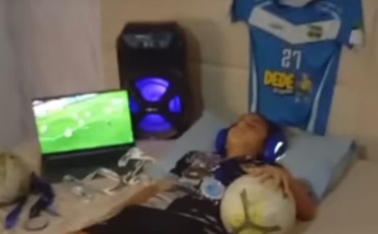 Capixaba apaixonado por futebol encanta a web ao “dormir pronto para jogo”