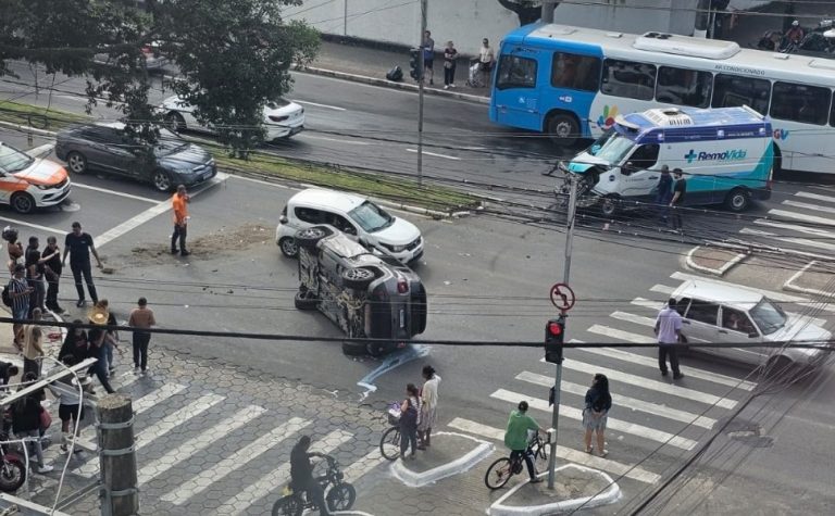 Carro capota após ser atingido por ambulância na Reta da Penha, em Vitória