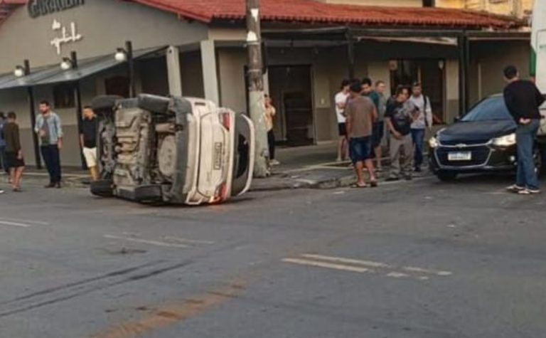 Carro da Prefeitura de Aracruz capota e motorista de ônibus é preso por embriaguez