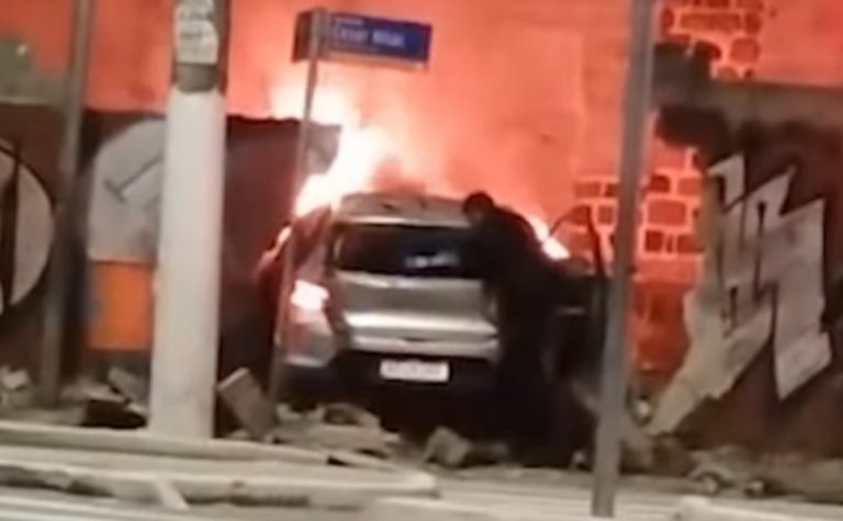 Carro pega fogo após colidir em muro durante perseguição em Vitória