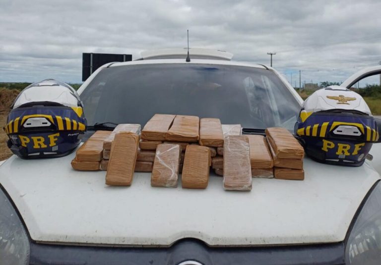 Casal detido pela PRF com 23 quilos de maconha escondidos no painel do carro