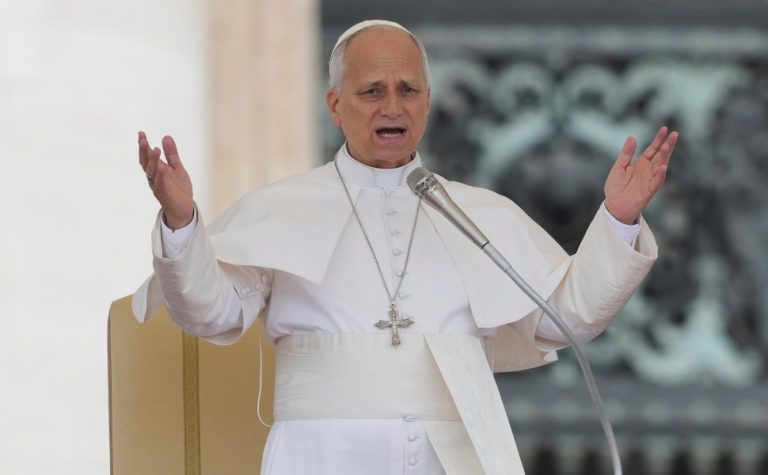 Casos de abuso sexual ainda são ferida aberta, diz papa Leão 14 ao chegar à Espanha