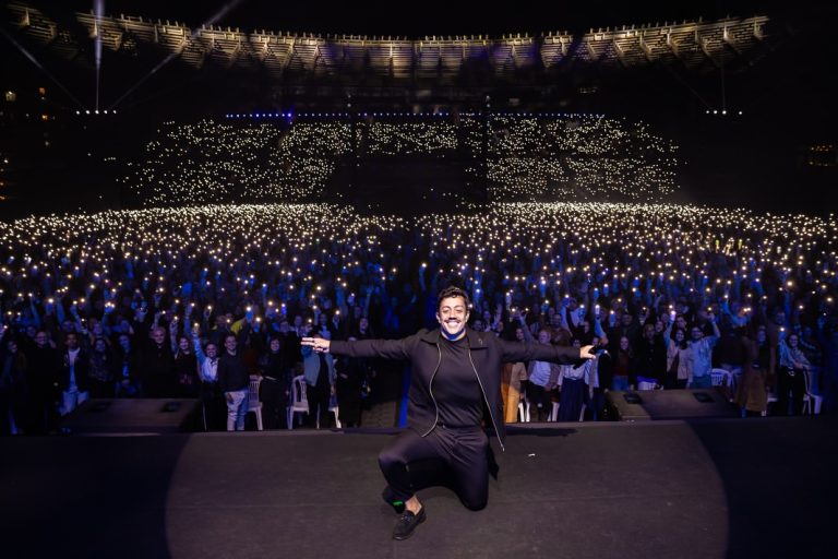 Com 15 mil pessoas no Kleber Andrade, Renato Albani grava especial de humor no ES