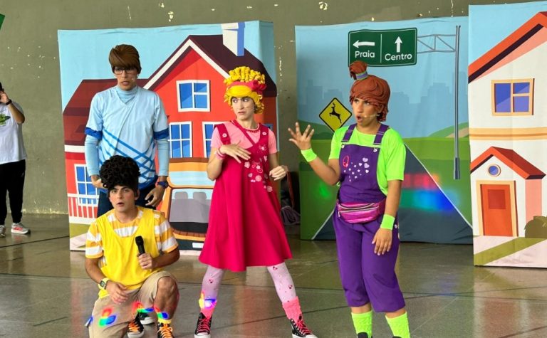 Com teatro e minipista, alunos de Viana aprendem segurança no trânsito