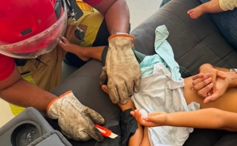 Criança abusa de supercola e termina colada em sofá em MG