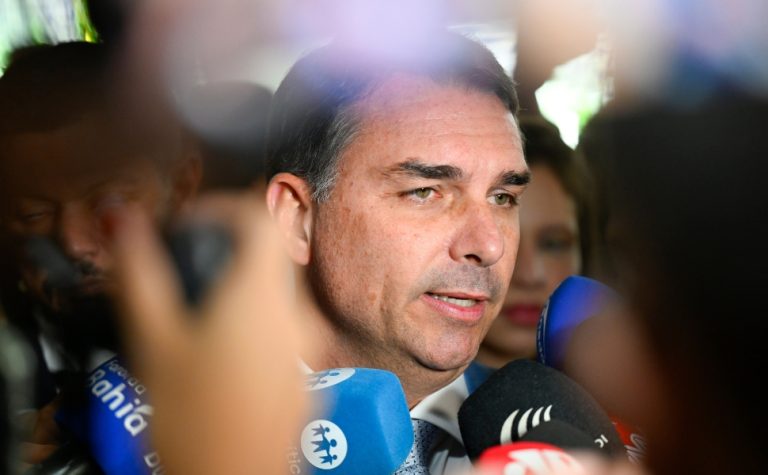 Flávio diz que tarifa é do Lula, e Pix é ‘do Brasil e de Bolsonaro’
