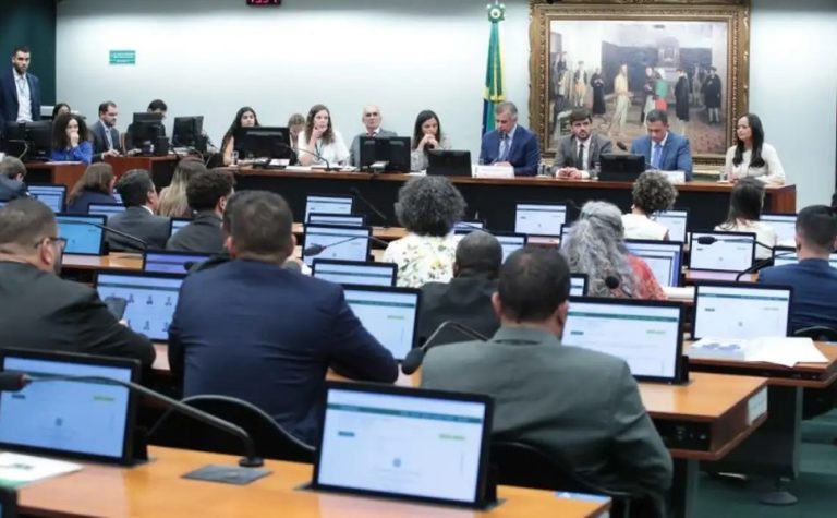 Deputados votam redução da maioridade penal em comissão