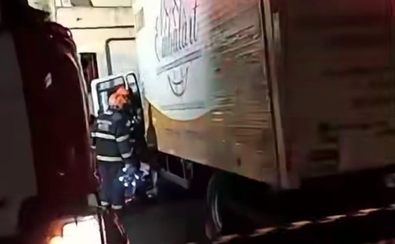 Duas pessoas ficam feridas após caminhão perder freio e atingir casa em Cariacica