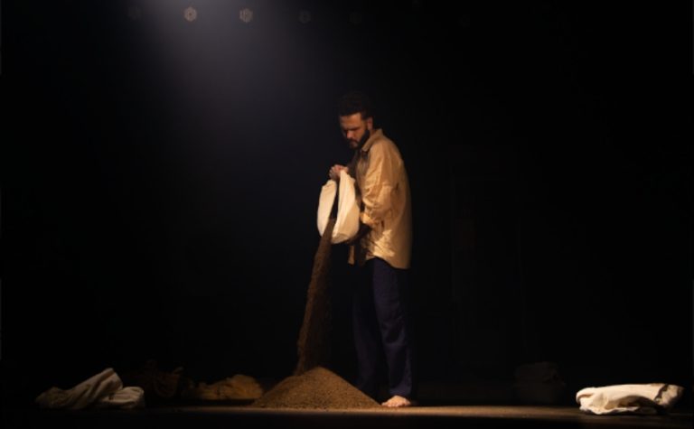 Espetáculo “Suspender o Céu” estreia em Vitória com reflexão sobre exaustão