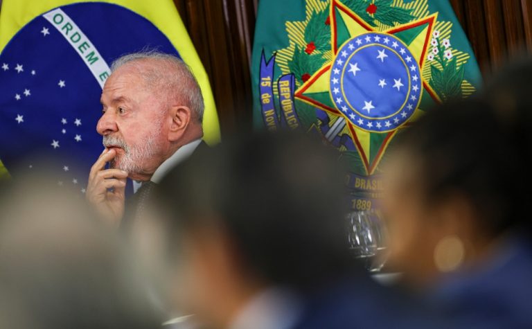 Fadiga eleitoral desafia Lula, terceiro governante há mais tempo no poder no Brasil