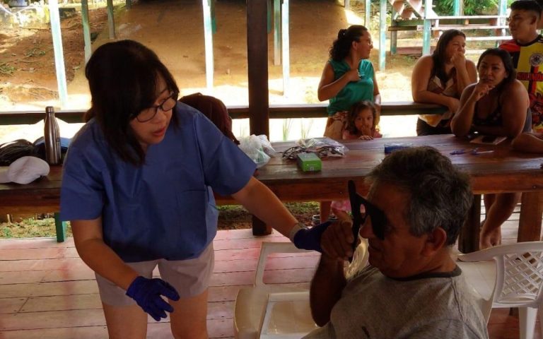 Família chinesa acolhida no Recife trata olhos de indígenas na Amazônia