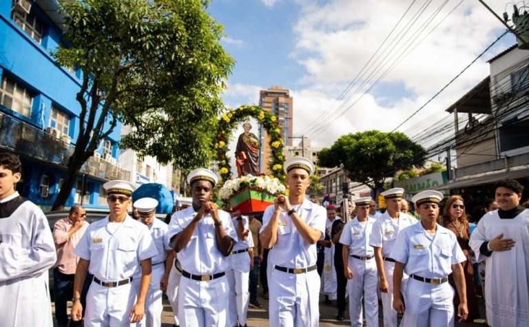 Festa de São Pedro reúne 50 mil em Vitória e celebra classificação do Brasil