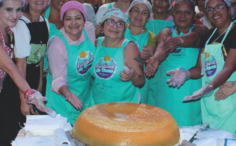 Festival de doces com quindim gigante em Nova Almeida